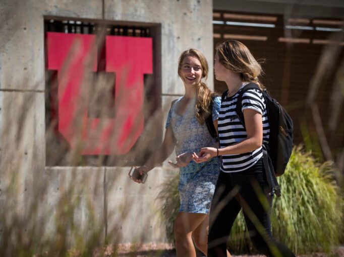 20160921_UULIFESTYLE_1392_2000-682×532 a couple of students walking on campus