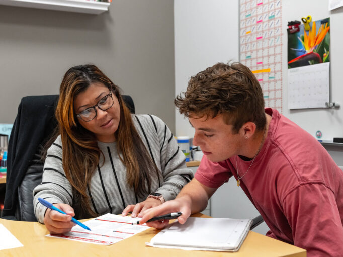 20211005_UniversityOfUtah_0694_2000-682×532 one student tutoring another