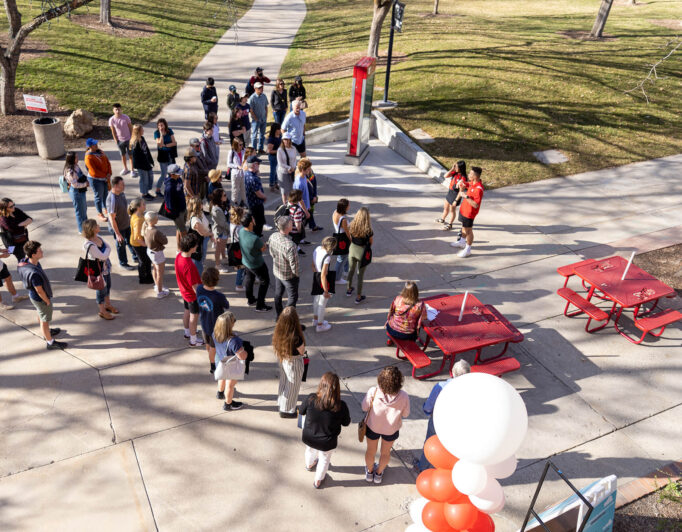 Choose-the-U-JB10_2000-682×532 a large group getting a tour of campus