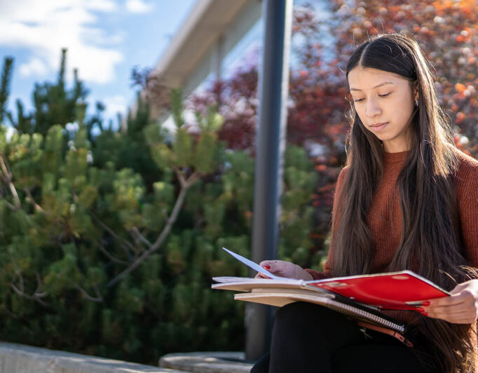TRIO-Campus-Life-11_2000-e1730999697487-682×532 a student reviews their notes between classes