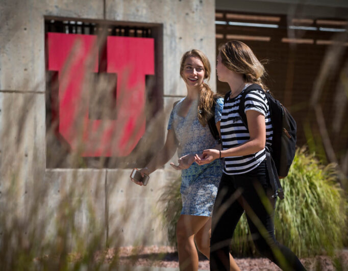 20160921_UULIFESTYLE_1392_2000-682×532 a couple of students on their way to class