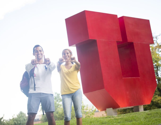 20170823_UULIFESTYLE_1399-682×532 a couple of students next to the block U doing the U hand sign