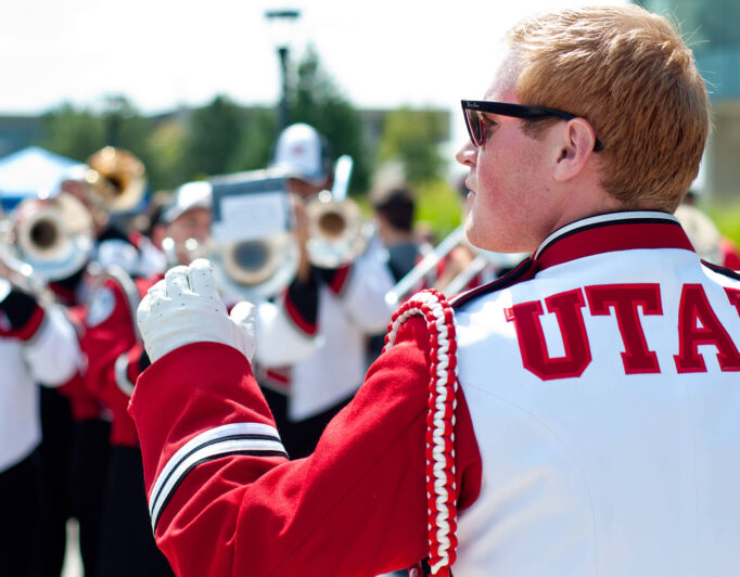 ArtBash20110914__DSC7477_2000-682×532 the marching band performing, with the back of the leader in focus